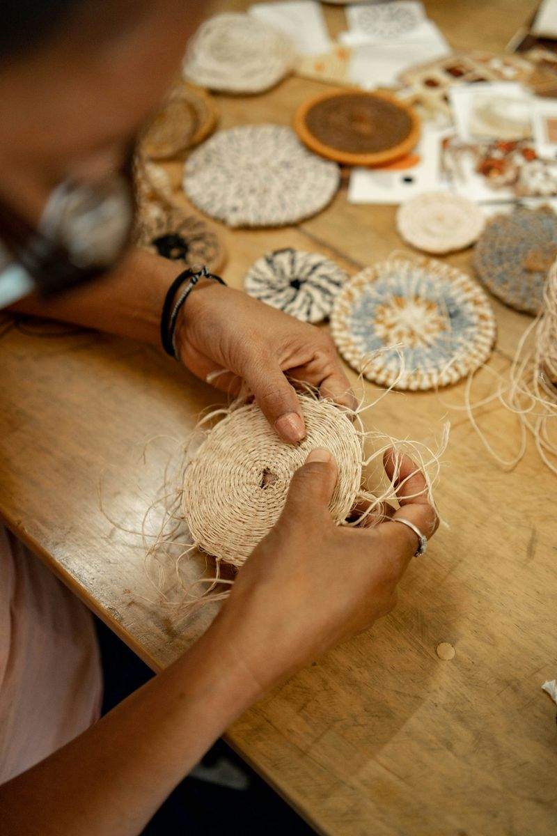 季節のイベントに向けた作品準備の様子